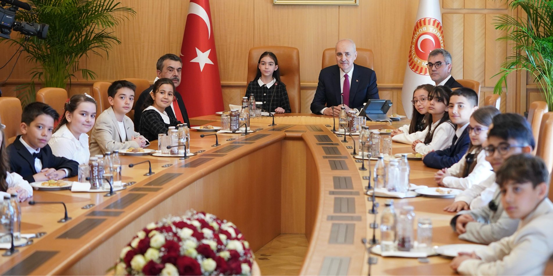 TBMM BAŞKANI KURTULMUŞ, BAKAN TEKİN VE BERABERİNDEKİ ÇOCUKLARI KABUL ETTİ