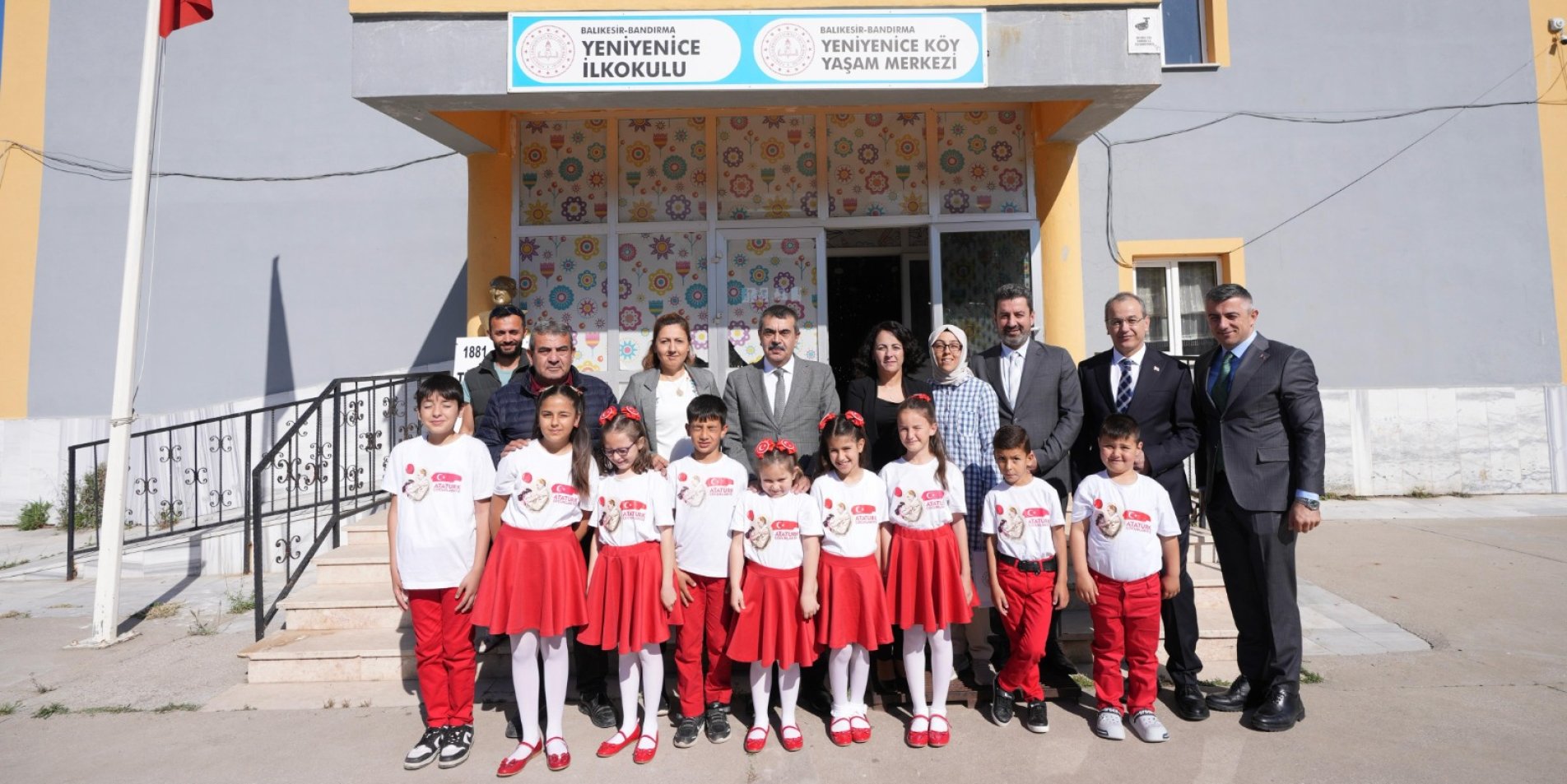 BAKAN TEKİN'DEN BALIKESİR'DE ÖĞRENCİ VE ÖĞRETMENLERE ZİYARET